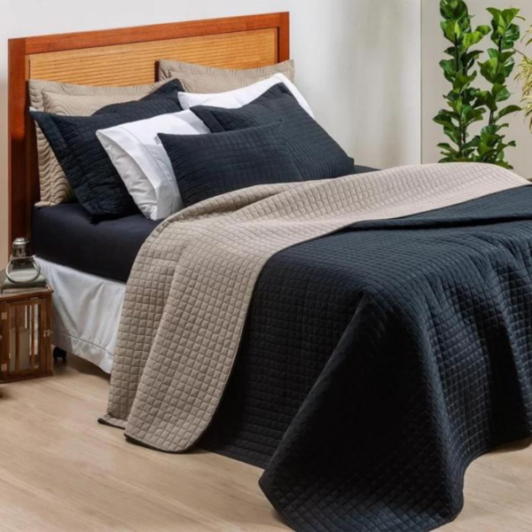 Kit Cobre Leito King Antuérpia Matelassado 180 Fios 03 Peças Juma - Preto/Castor Kit Cobre Leito King Antuérpia Matelassado 180 Fios 03 Peças Juma - Preto/Castor