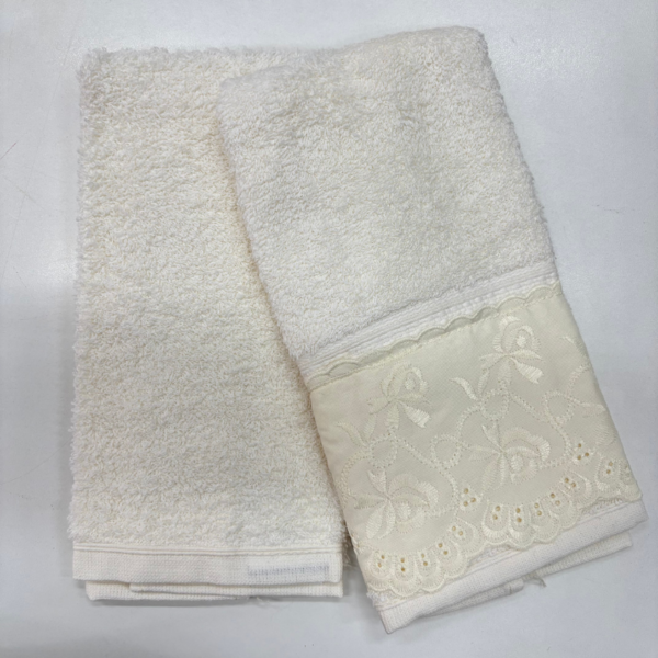 Kit Toalha Lavabo 02 Peças Renda Yasmin Dakota 100% Algodão Bouton - Pérola Kit Toalha Lavabo 02 Peças Renda Yasmin Dakota 100% Algodão Bouton - Pérola